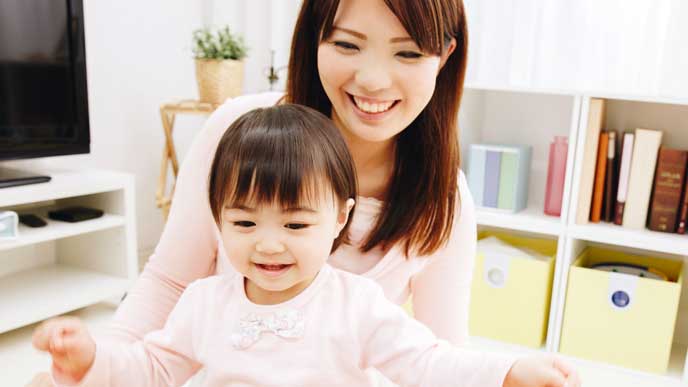 リビングでニッコリ笑っている親子