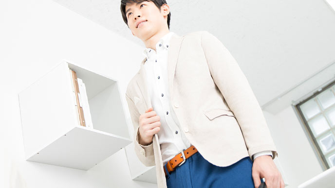 白系トップスと紺色のボトムのオフィスカジュアル