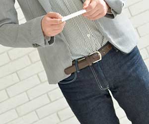 ジーンズを履いた職場の男性