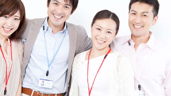 オフィスカジュアルで並び立つ職場の同僚