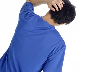 Tシャツで頭をかく男性