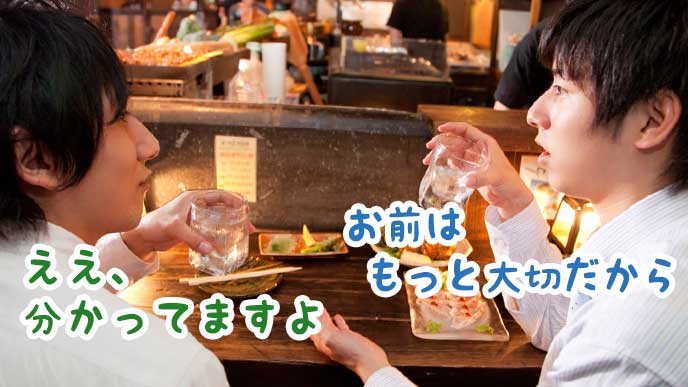 居酒屋で上司と仲直りするサラリーマン