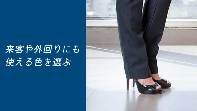 ビジネスサンダルを履いた会社員の女性