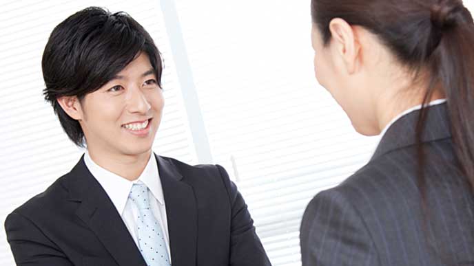 会話をしているビジネスマン達