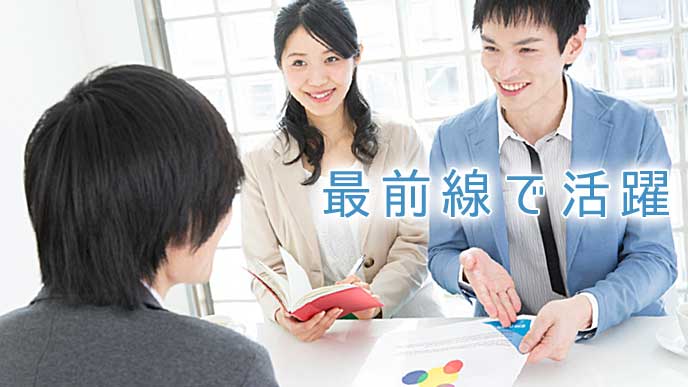 クライアントと打ち合わせをしている営業マン