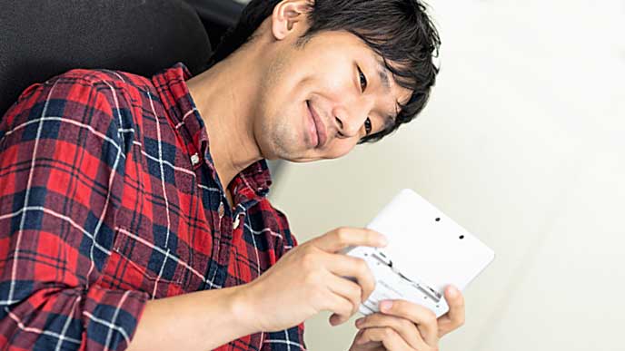 仕事中にゲームをする男性社員