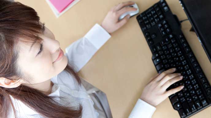 元気な顔で仕事に励む会社員の女性