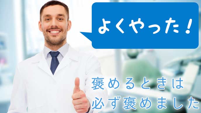 微笑みながらサムズアップする医療技術者