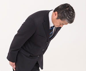 謝罪する男性