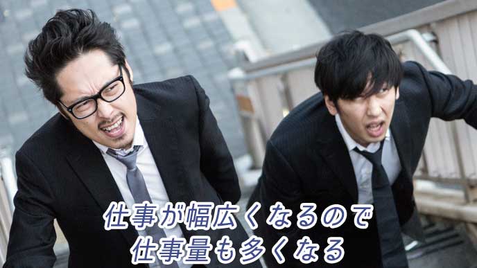 疲れた表情で階段を駆け上がる営業マン達