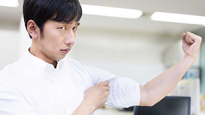 握り拳でアピールするサラリーマン