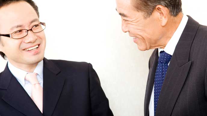 上司と笑顔で雑談しているサラリーマン