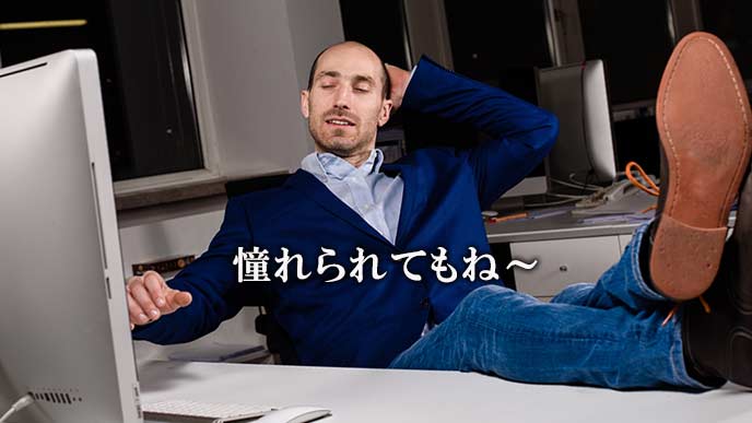 閑職の中年男性が頭に手をやって困る