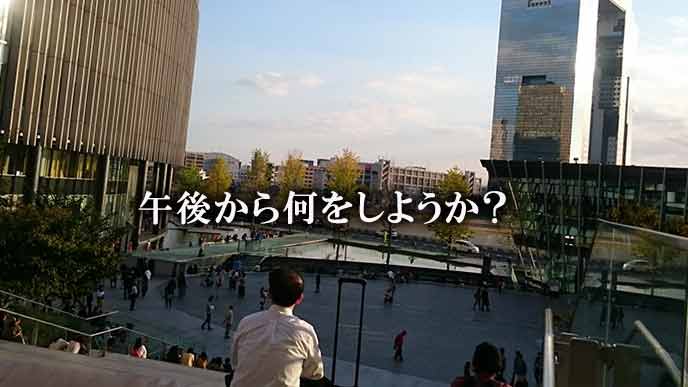 昼休みにぼんやり座り込む中年ビジネスマン