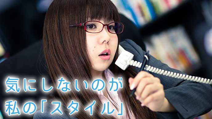 お客様と電話している会社員の女性