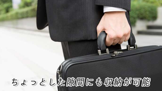 カバンを持っているビジネスマン