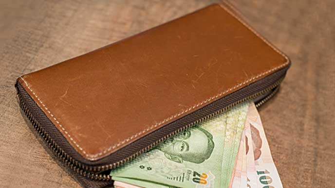 ブラウン系の色の長財布