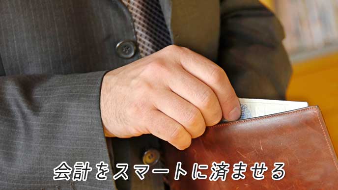 財布からお金を取り出すビジネスマン