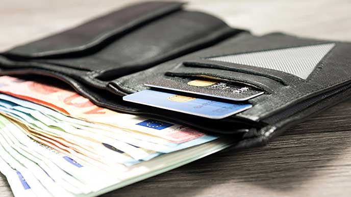 カードと現金がたくさん入った長財布