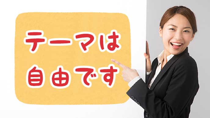 ホワイトボードに書かれている内容を指さす女性