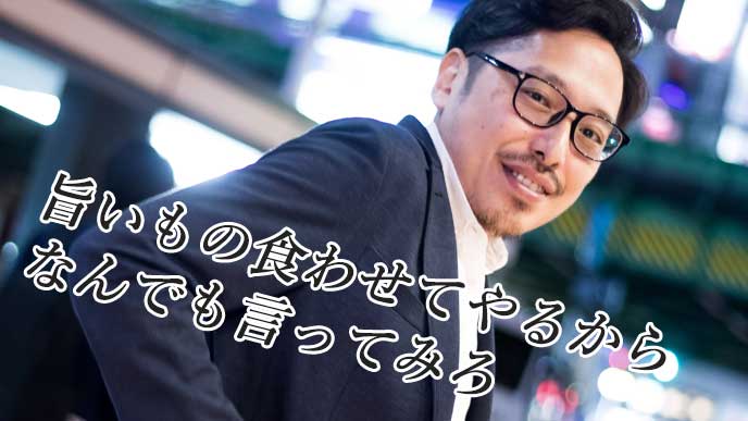 笑顔で振り向くスーツ姿の男