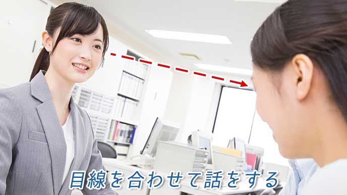 打ち合わせをしている女性社員達