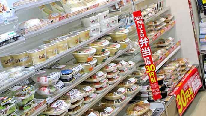 コンビニの棚に並ぶ商品と売り出しPOP