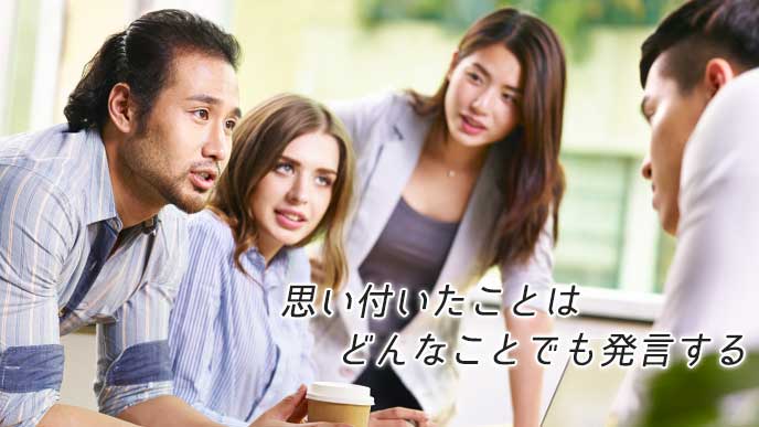 意見を言い合っている男女