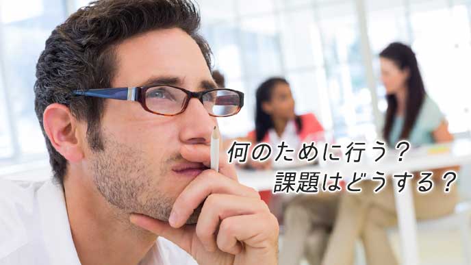 オフィスで考え事をしているビジネスマン