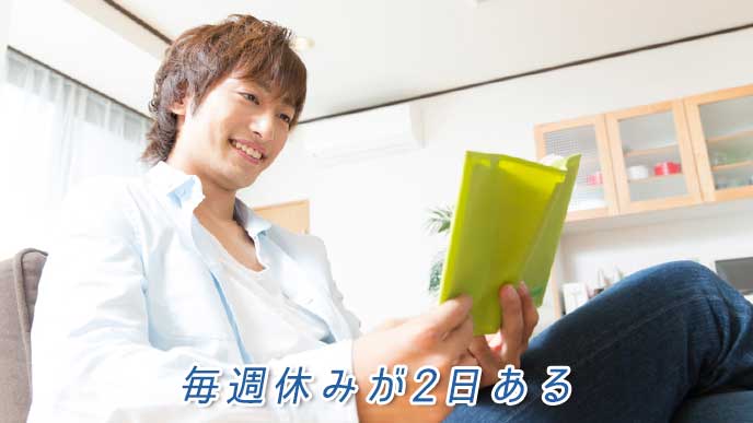 自宅で読書をしている男性