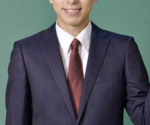 茶系ネクタイを締めたビジネスマン