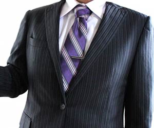 紫系ネクタイを締めたビジネスマン