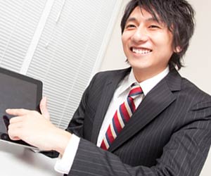 ストライプ柄のネクタイを締めたビジネスマン