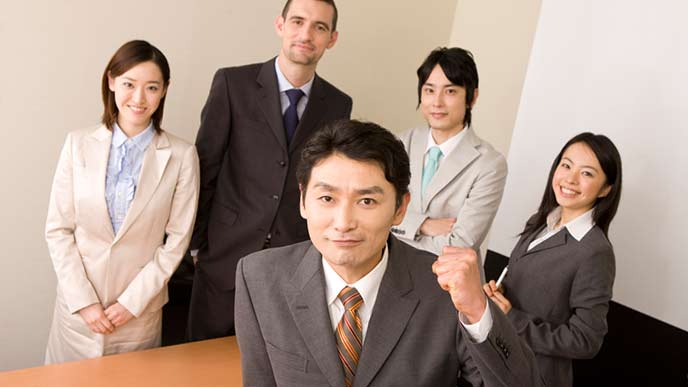 会議室に集まる社内のチーム