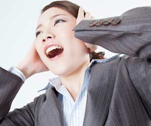 頭を抱える女性社員