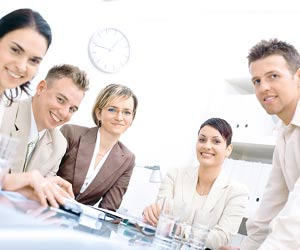 チームで打ち合わせする