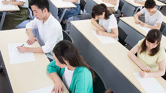 国家試験を受ける学生達