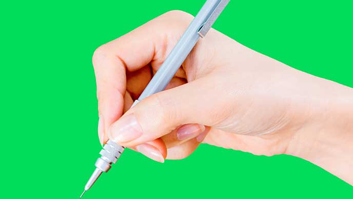 シャープペンシルを持っている手