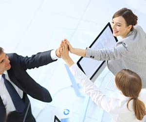 ハイタッチする上司と部下