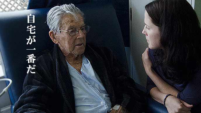 老人の相談にのる生活相談員