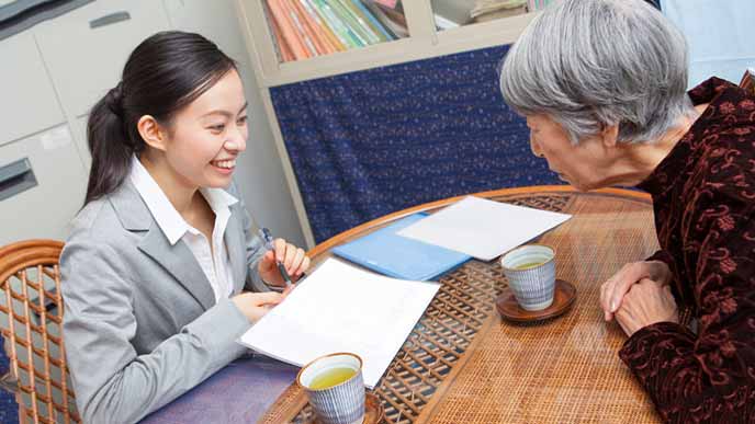 老人の相談にのる老人ホームの生活相談員