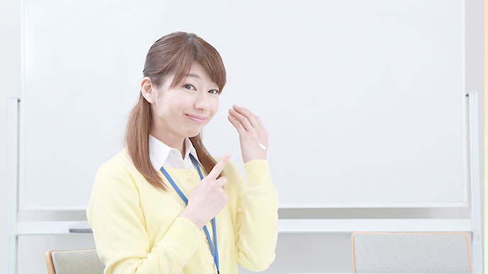 ハンドクリームに指を指す女性