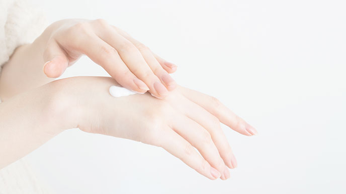 ハンドクリームを塗る女性の手