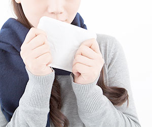 防寒具を持つ女性