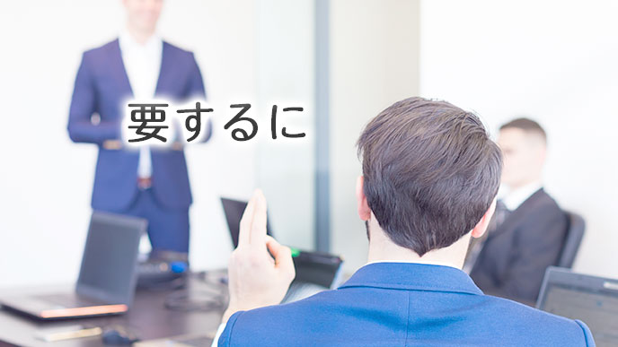 手を上げて話す男性