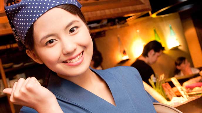 ガッツポーズする女性