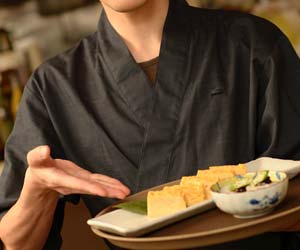 料理を運ぶ男性店員