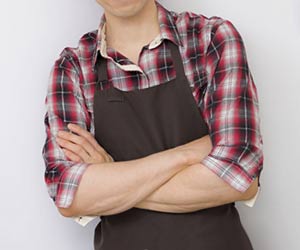 腕組みする男性