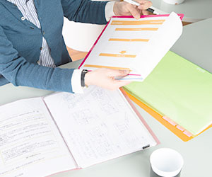 書類を持った女性社員の手