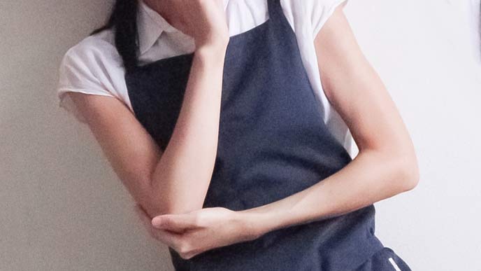 エプロンを身に着けた女性